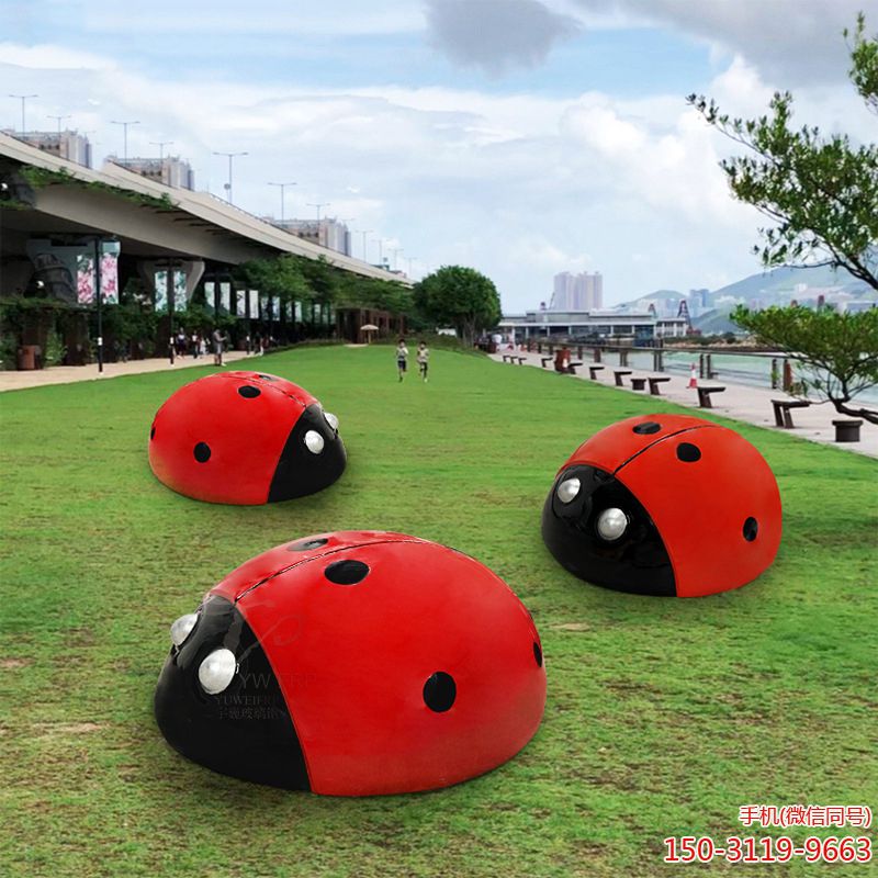 紅色七星瓢蟲雕塑