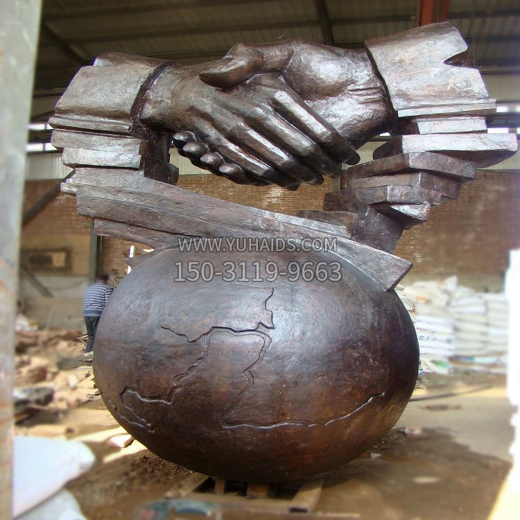 鑄銅握手誠(chéng)信雕塑-企業(yè)廣場(chǎng)文化景觀擺件