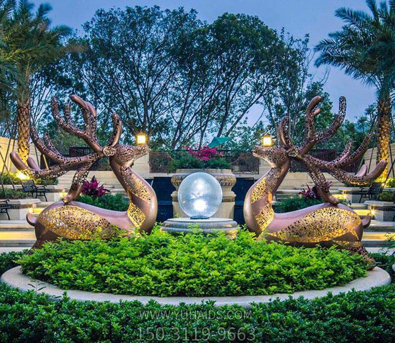 公園廣場花壇中的大型不銹鋼兩只梅花鹿雕塑