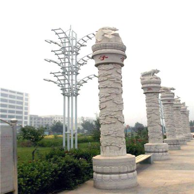 公園擺放古代生肖石雕龍柱