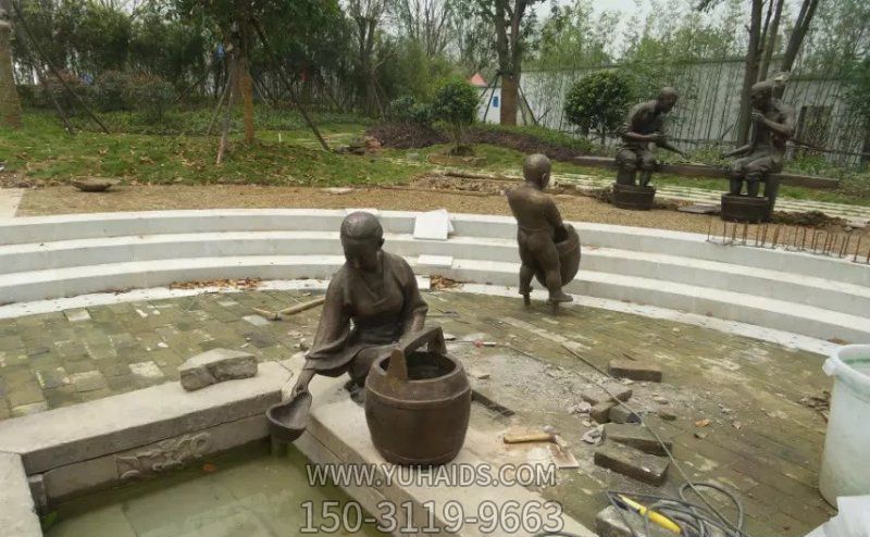 公園湖邊擺放泡腳下棋景觀人物銅雕雕塑