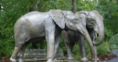 公園玻璃鋼仿銅園林兩只散步的大象雕塑