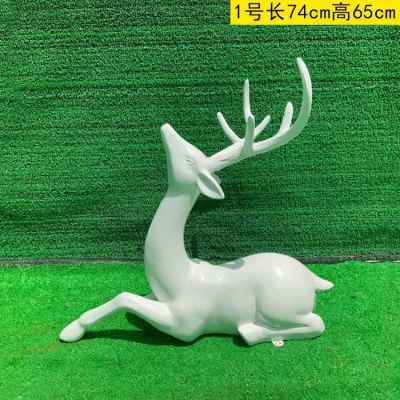 白色的梅花鹿，臥姿，仰頭，可上色