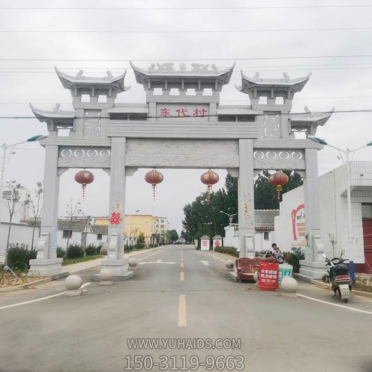 村莊石牌坊，三間四柱道路過(guò)道牌坊雕塑