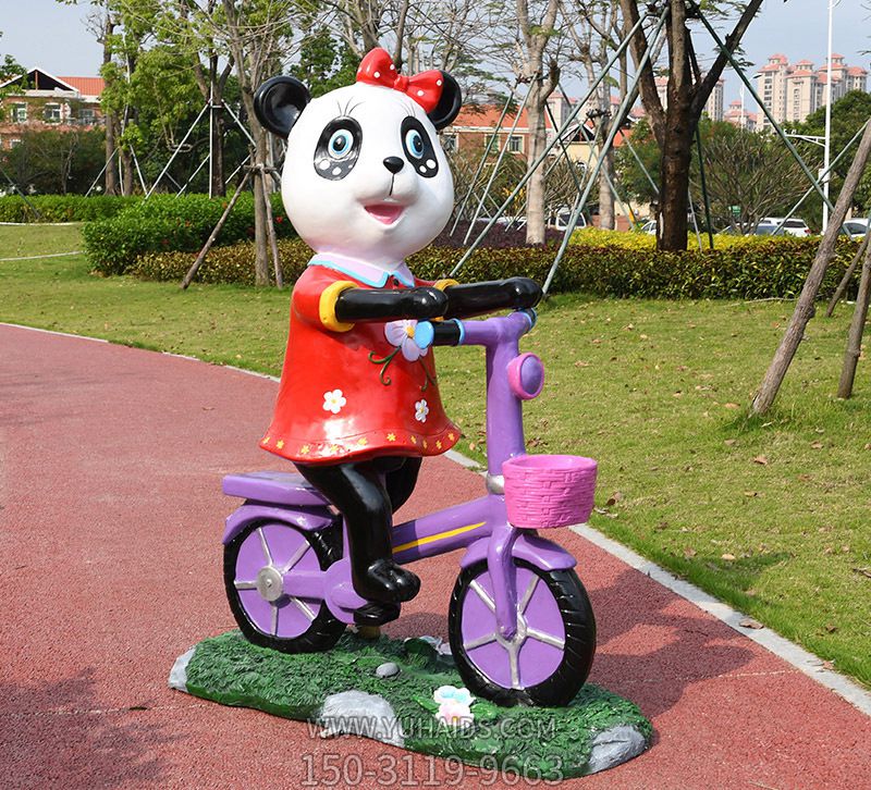 公園草坪卡通彩繪騎車(chē)熊貓玻璃鋼雕塑