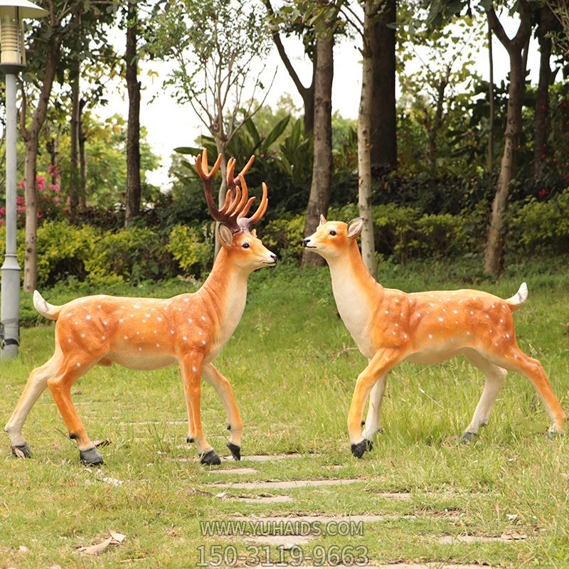 公園草坪玻璃鋼彩繪兩只散步的梅花鹿雕塑