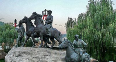 公園銅雕騎馬的紅軍雕塑