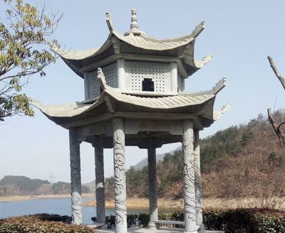 湖邊景區(qū)擺放仿古建筑二層青石涼亭