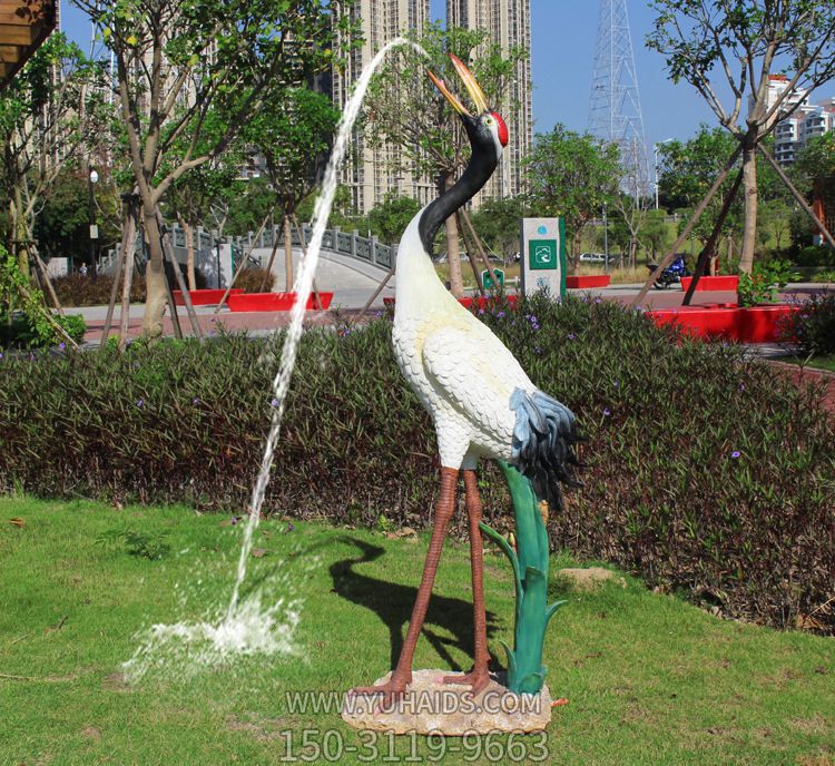 公園創(chuàng)意噴漆玻璃流水的丹頂鶴雕塑