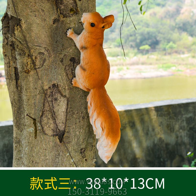 動(dòng)物園一只爬樹的玻璃鋼松鼠雕塑