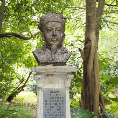 學(xué)院操場(chǎng)擺放古代歷史之父司馬遷頭像銅雕