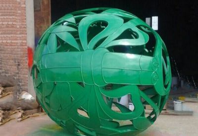 游樂(lè)場(chǎng)不銹鋼噴漆綠色鏤空球雕塑