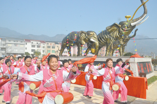 象田村標志性大象雕塑